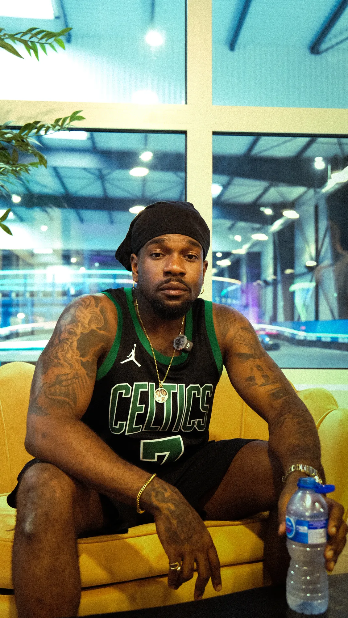 Tayc pendant le tournage du clip RÉANYMÉ à Paris Kart Indoor