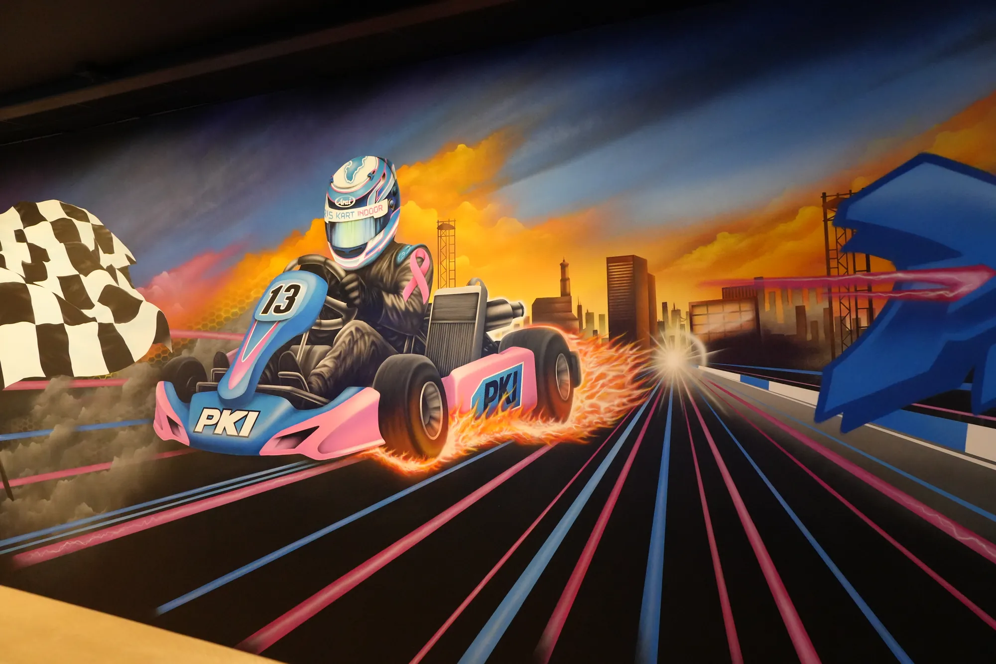 Fresque colorée représentant l'univers de Paris Kart Indoor