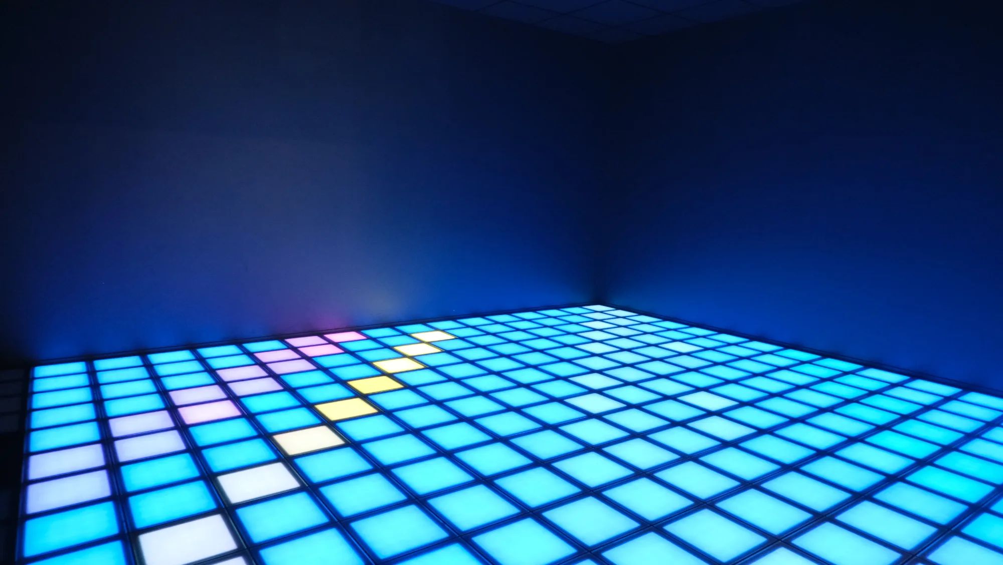 Joueurs sur le sol interactif Pixel Floor de Paris Kart Indoor